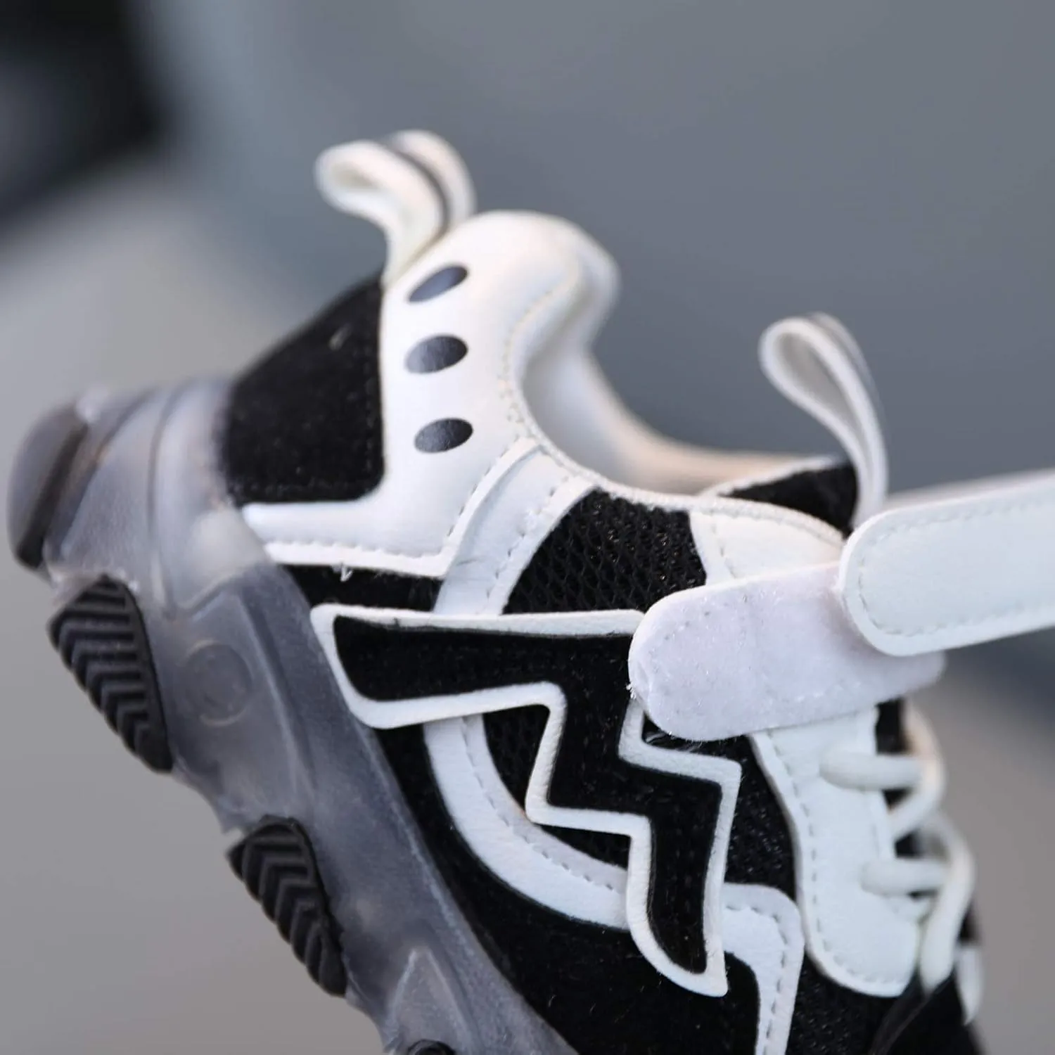 IWIHMIV Boys Girls Luminous Light Tennis Shoes Lightweight Breathable Non Slip Running Athletic Walking Sports Shoes